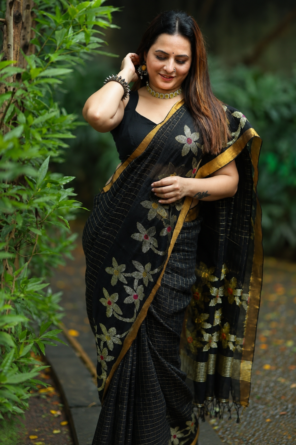 Linen By Linen Handloom Saree Floral Jamdhani Weaving - Black MammaHug