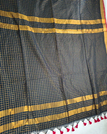 Mul Cotton Zari Checks Handloom Saree with contrast border - Black MammaHug