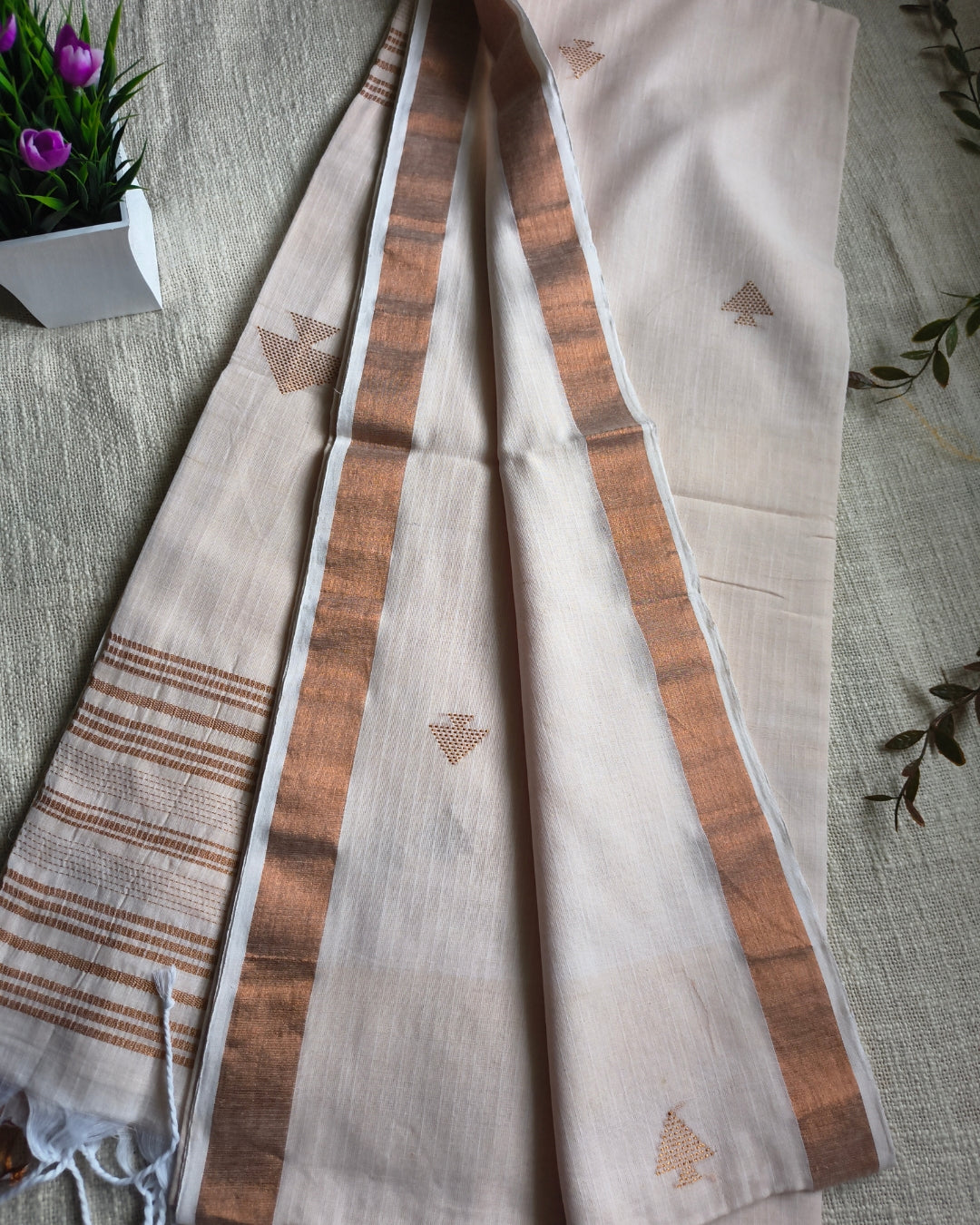 Pure Cottom Handloom Saree with Copper Zari weaving - Off White