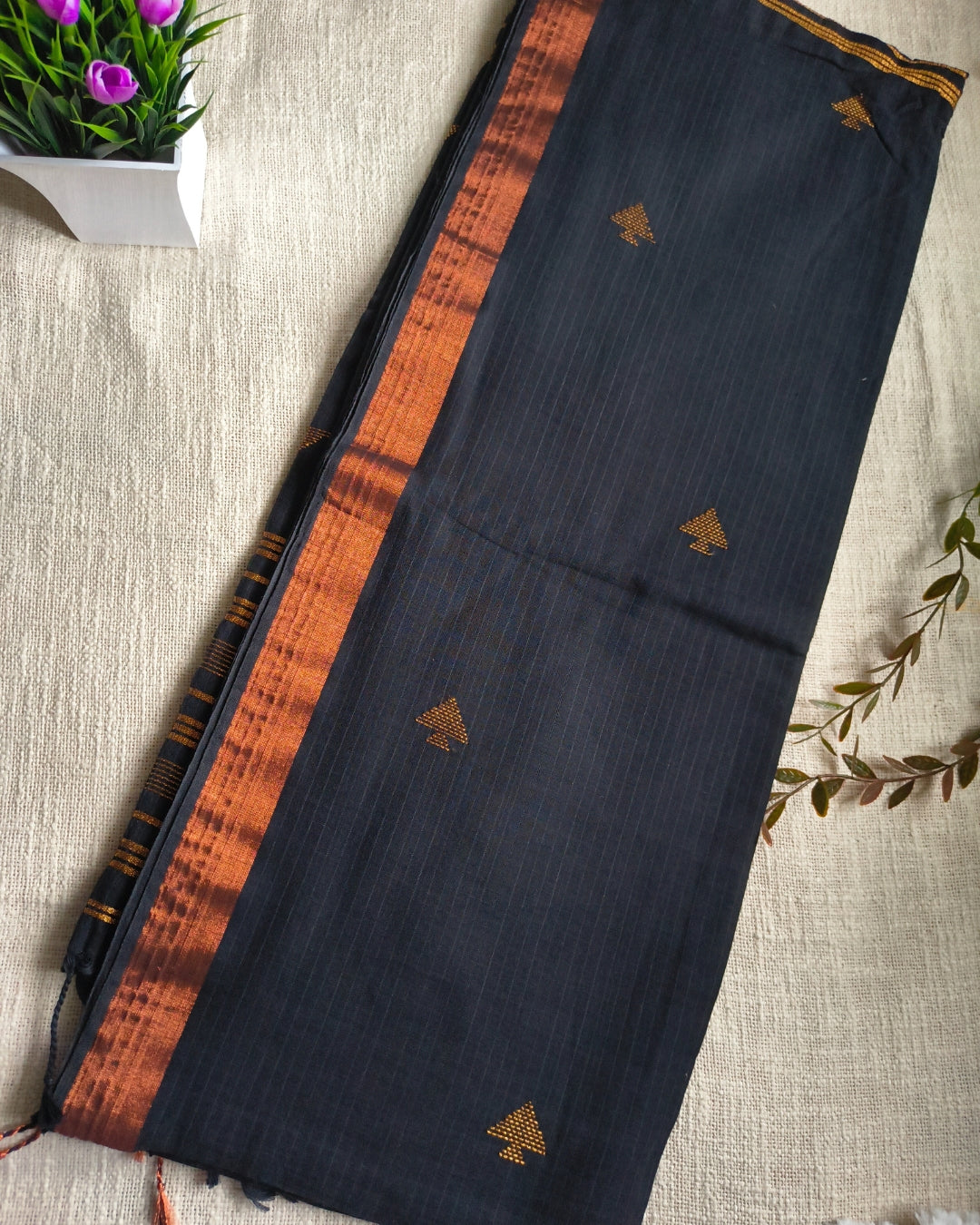 Pure Cottom Handloom Saree with Copper Zari weaving - Black