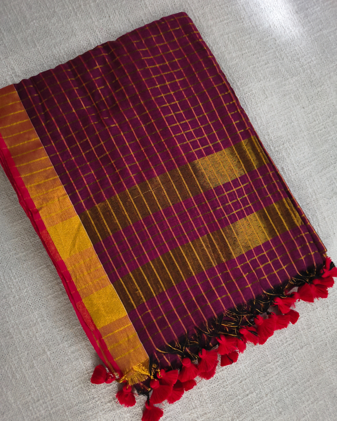 Mul Cotton Zari Checks Handloom Saree with contrast border - Magenta MammaHug