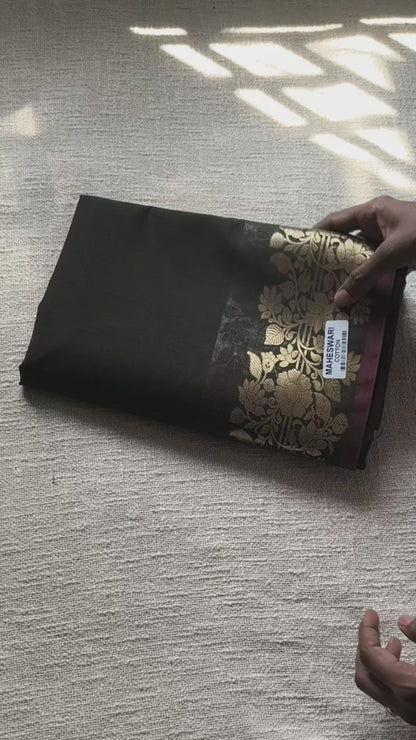 Maheshwari Silk Cotton Saree with Golden Floral Border – Emerald green