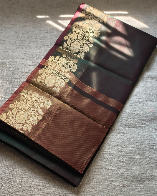 Maheshwari Silk Cotton Saree with Golden Floral Border – Emerald green MammaHug