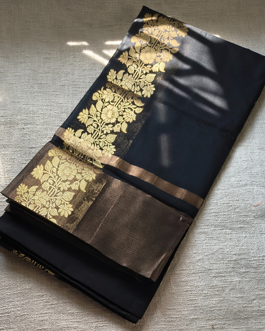 Maheshwari Silk Cotton Saree with Golden Floral Border – Classic Black MammaHug